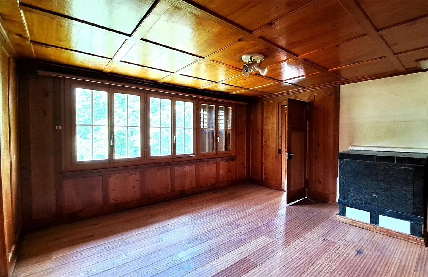 Idyllic property with large plot and development potential - Photo 5 of 6