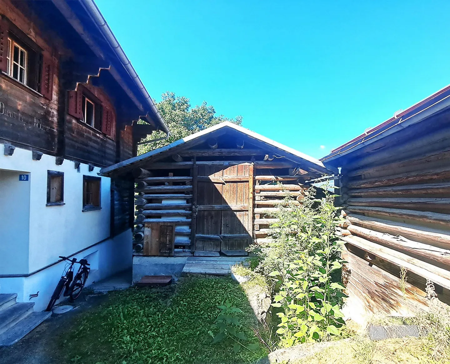 Idyllic property with large plot and development potential - Photo 4 of 6