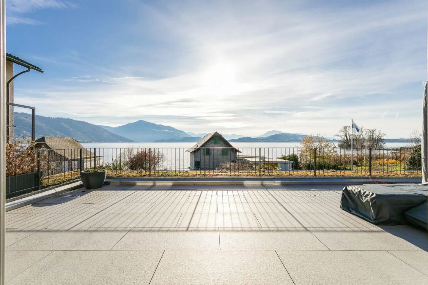 Unique 4.5-room maisonette apartment with private lake access - Photo 1 of 11