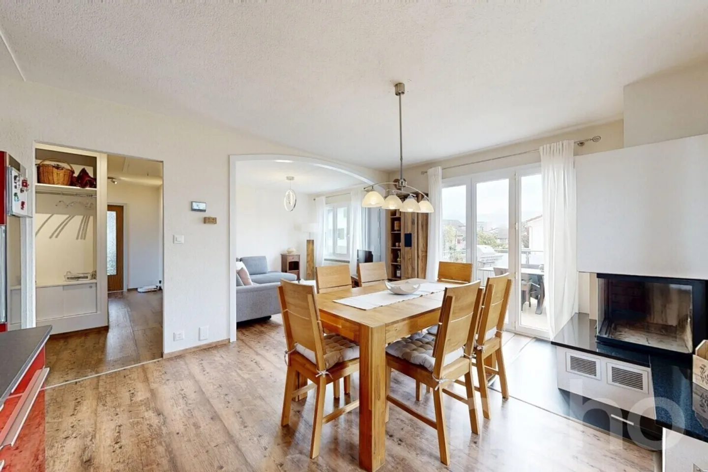 Renovated Family Home: Garden, Terrace & Independent Potential - Photo 2 of 12