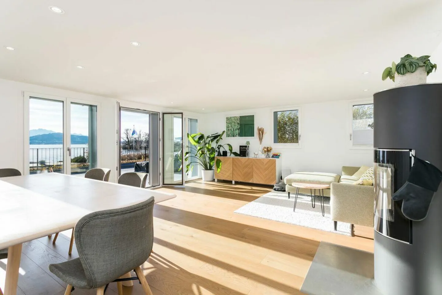 Unique 4.5-room maisonette apartment with private lake access - Photo 4 of 11