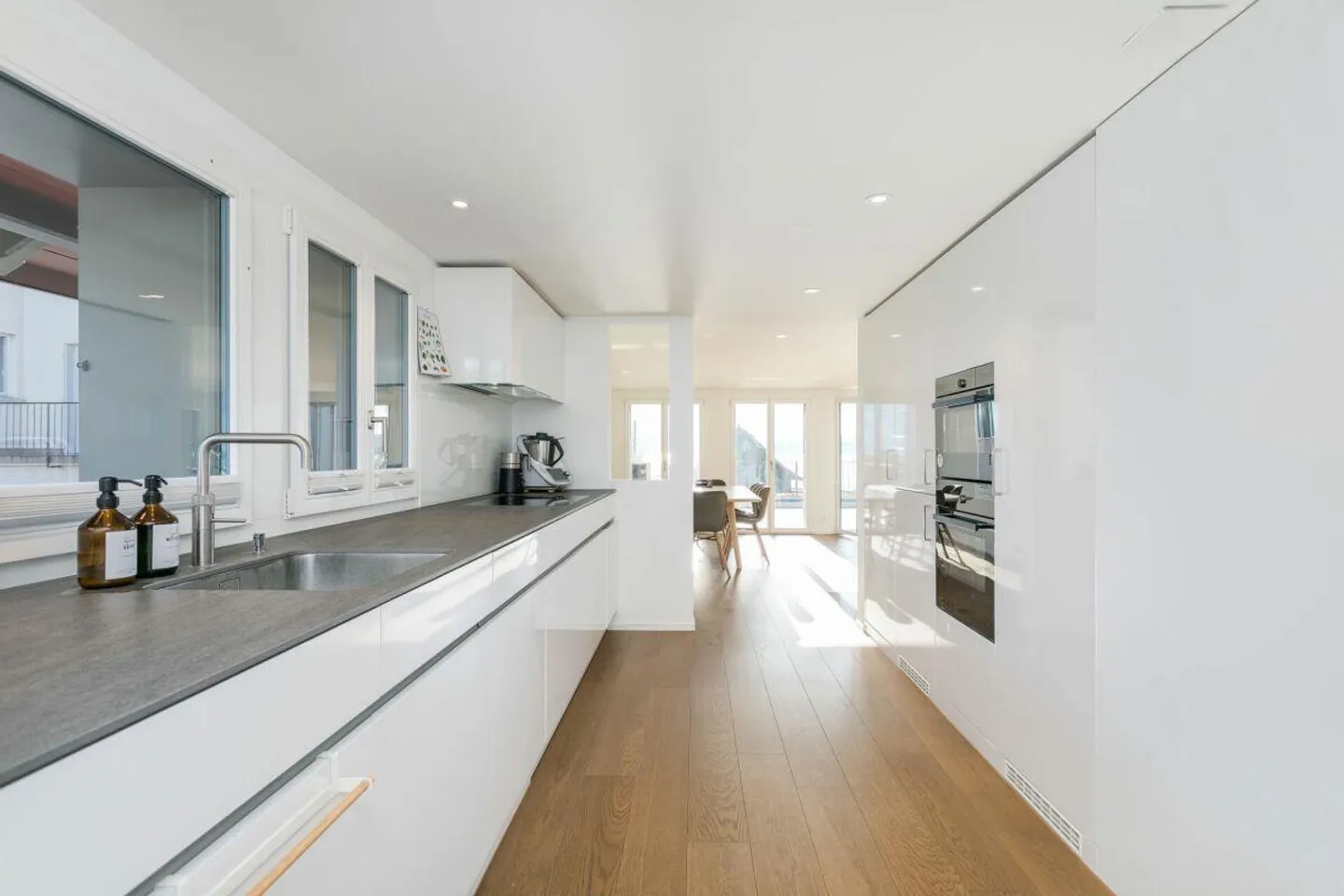 Unique 4.5-room maisonette apartment with private lake access - Photo 5 of 11