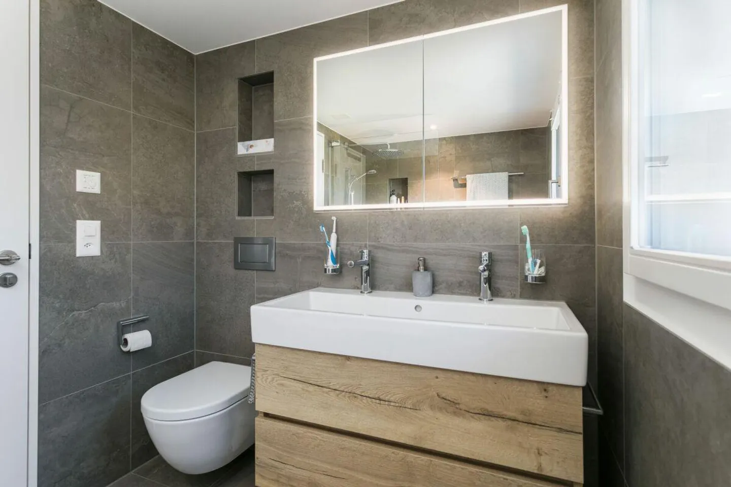 Unique 4.5-room maisonette apartment with private lake access - Photo 8 of 11