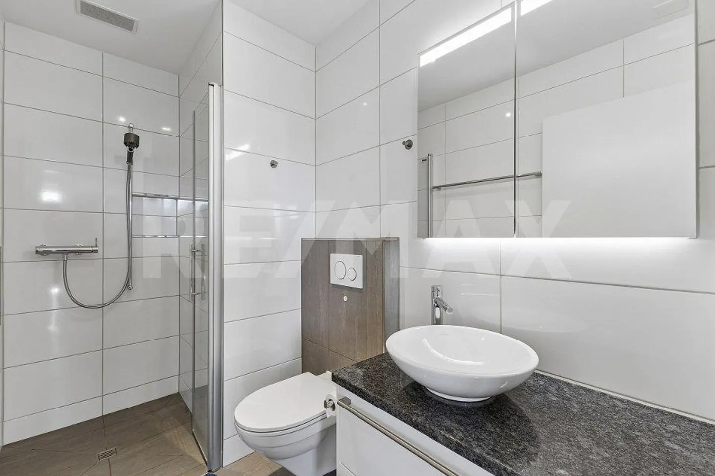 Living with a View – Exclusive Terrace Apartment in a Privileged Location... - Photo 8 of 13