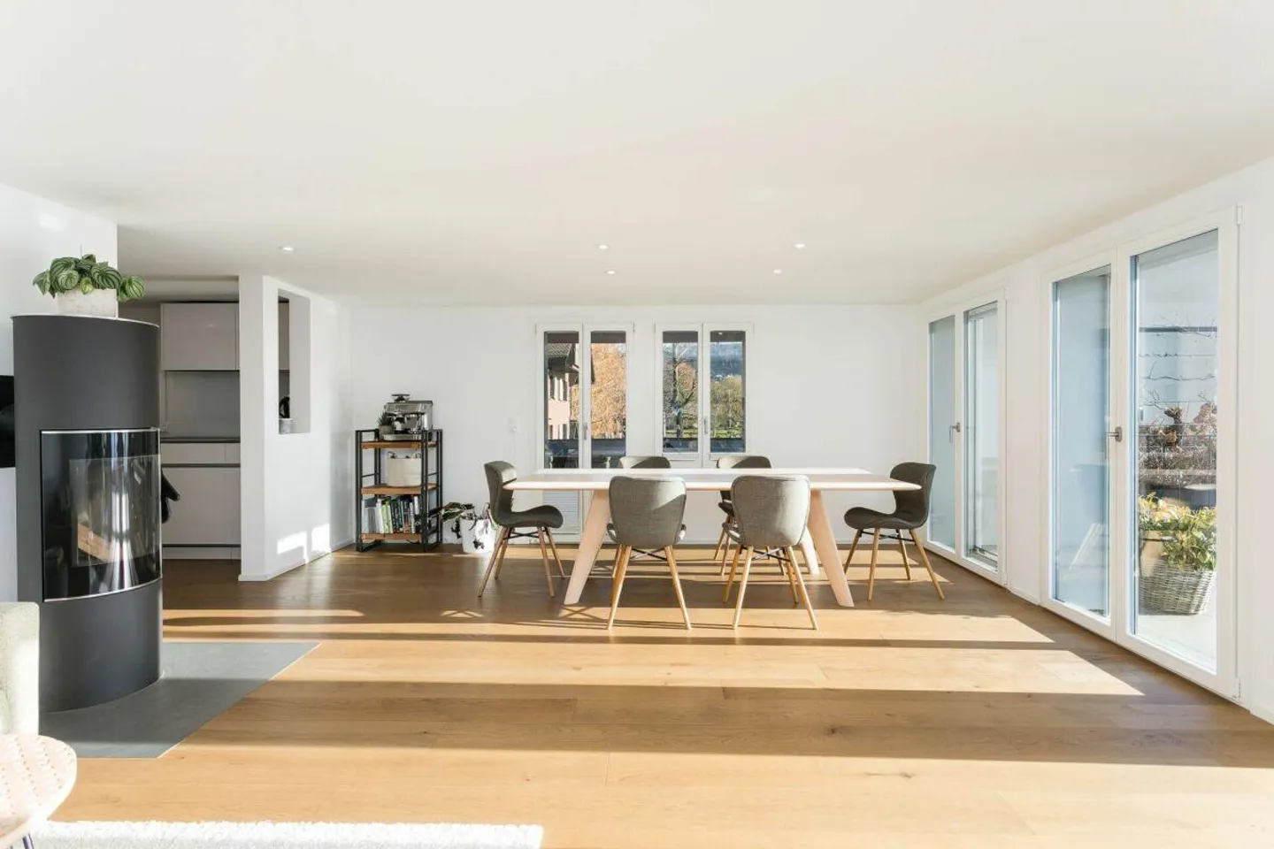 Unique 4.5-room maisonette apartment with private lake access - Photo 6 of 11