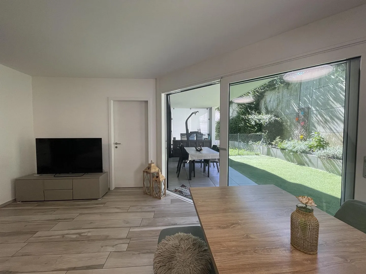 APPARTAMENTO RECENTE E MODERNO DI 3,5 LOCALI CON PICCOLO GIARDINO A SORENGO - Foto 1 di 13