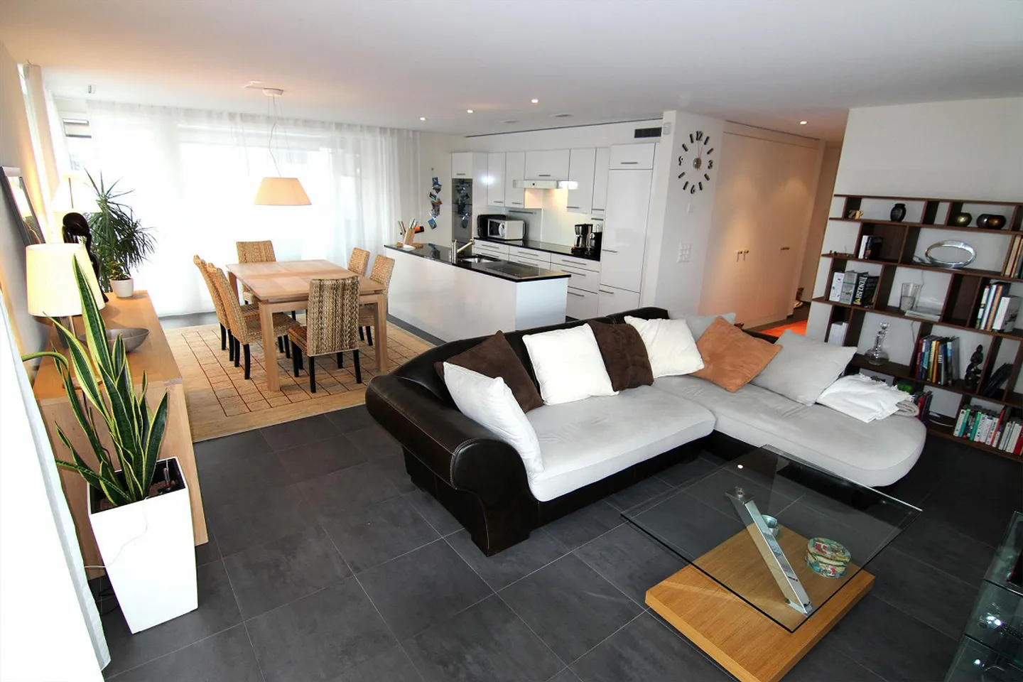 Vivere soleggiato e moderno con vista sul lago - Foto 2 di 8