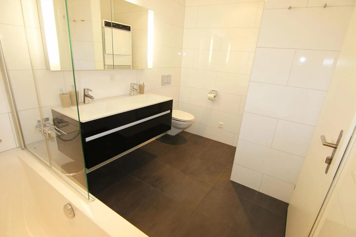 Vivere soleggiato e moderno con vista sul lago - Foto 6 di 8