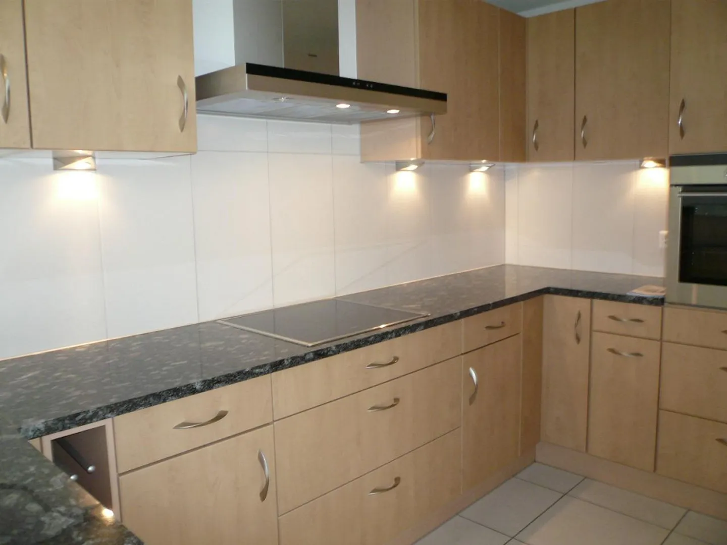 Grand appartement lumineux de 4.5 pièces au rez-de-chaussée dans un endroit calme - Photo 6 sur 23