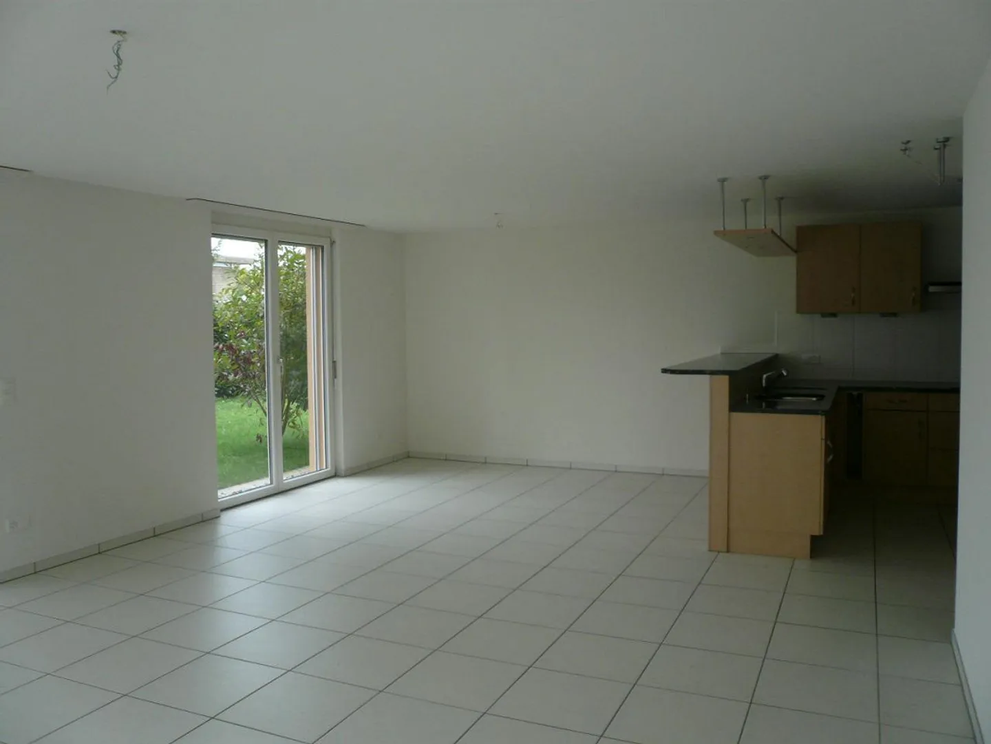 Grand appartement lumineux de 4.5 pièces au rez-de-chaussée dans un endroit calme - Photo 9 sur 23