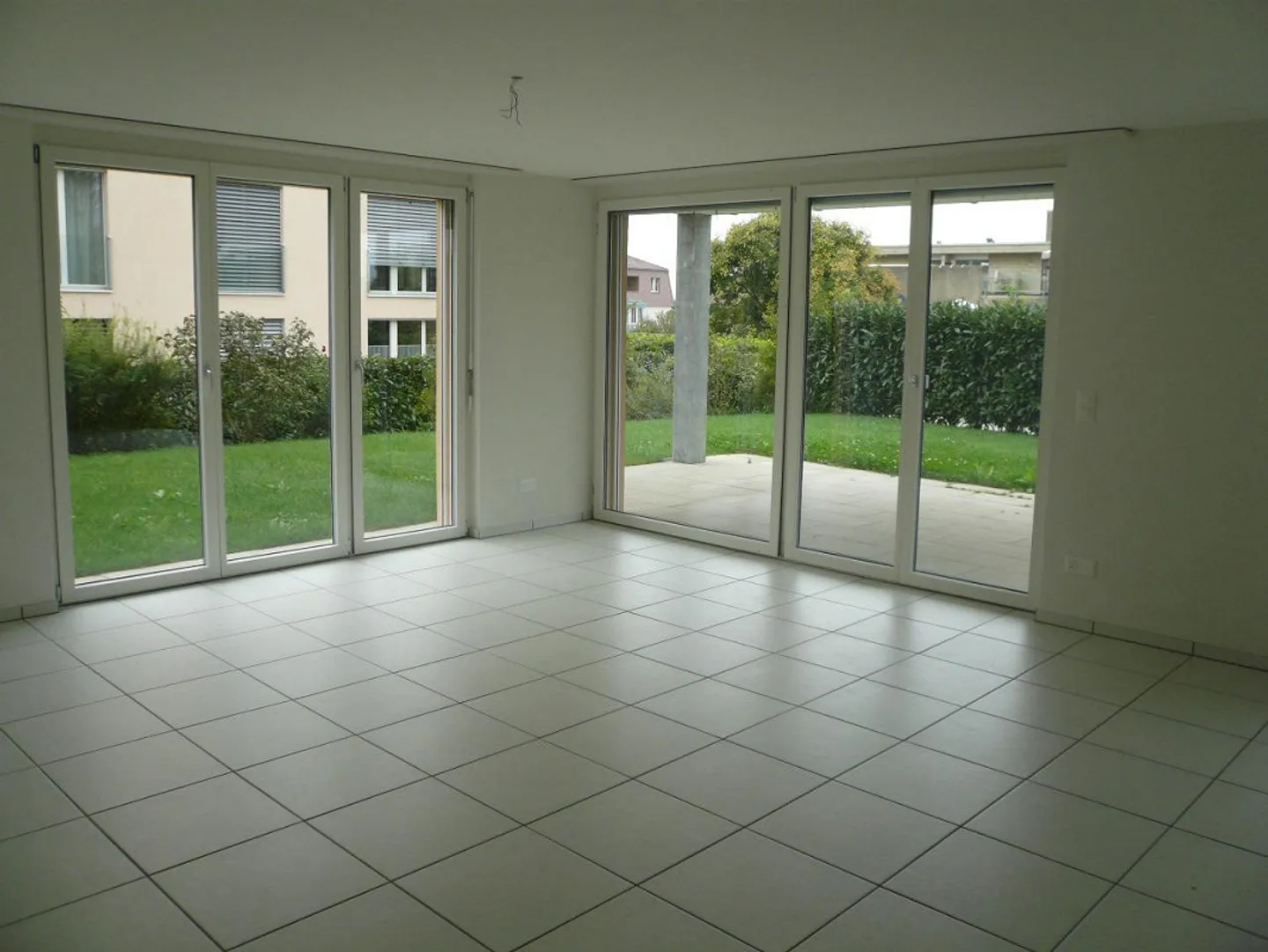 Grand appartement lumineux de 4.5 pièces au rez-de-chaussée dans un endroit calme - Photo 10 sur 23
