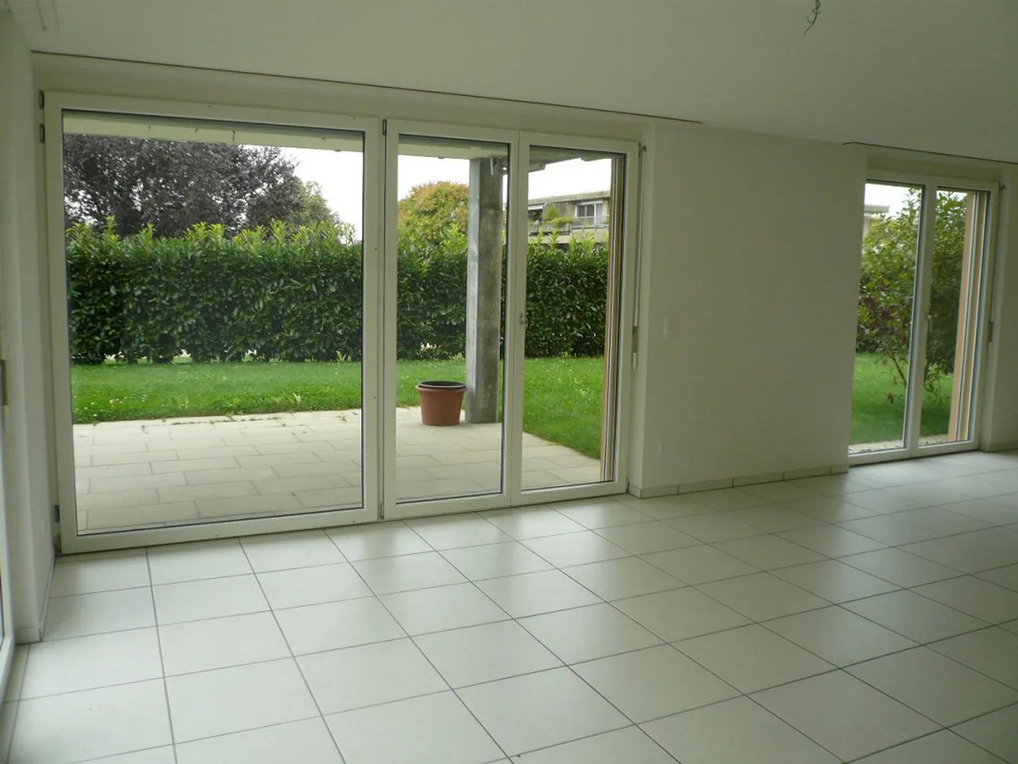 Grand appartement lumineux de 4.5 pièces au rez-de-chaussée dans un endroit calme - Photo 11 sur 23