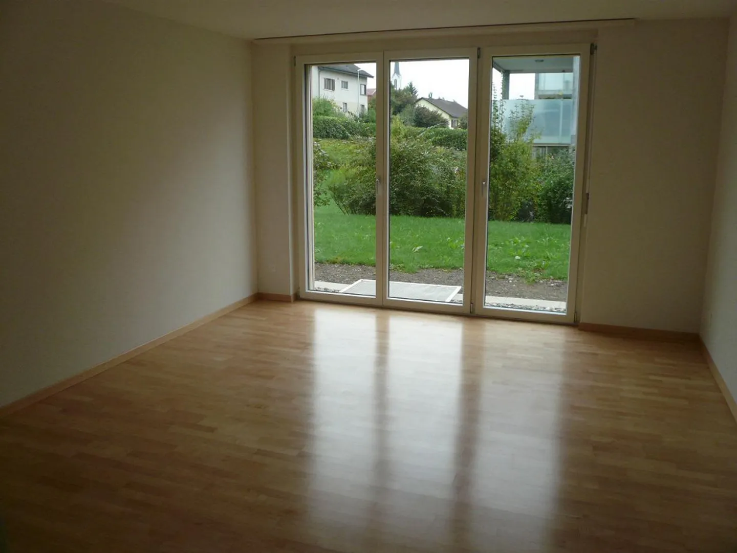 Grand appartement lumineux de 4.5 pièces au rez-de-chaussée dans un endroit calme - Photo 12 sur 23