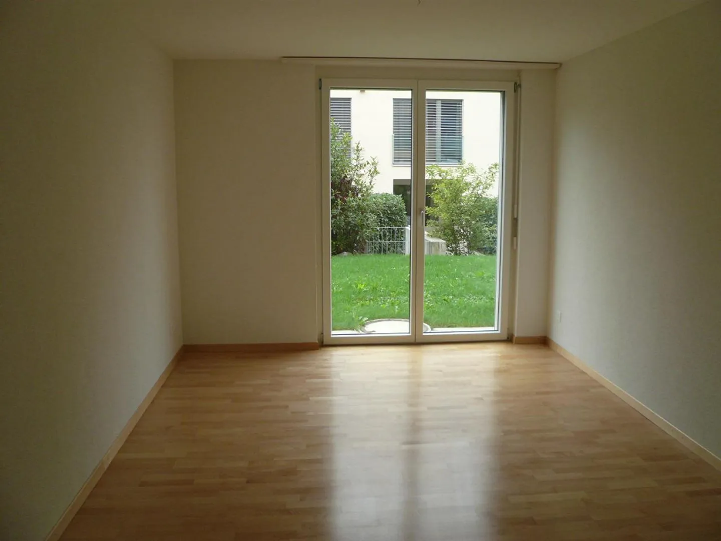 Grand appartement lumineux de 4.5 pièces au rez-de-chaussée dans un endroit calme - Photo 13 sur 23