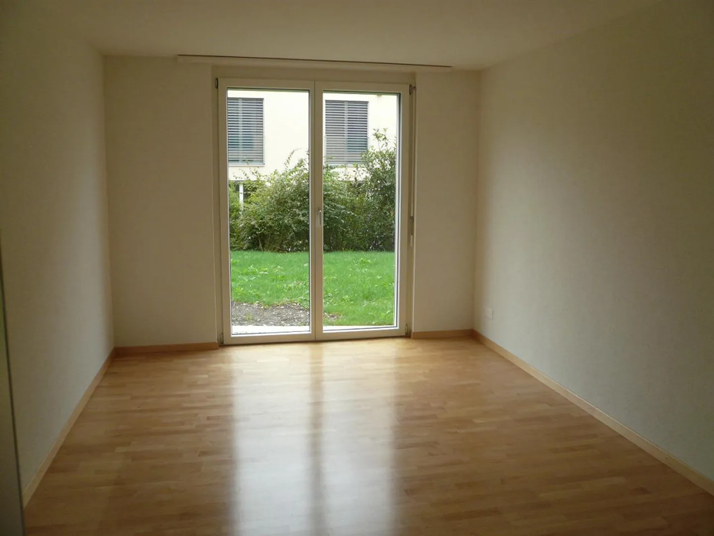 Grand appartement lumineux de 4.5 pièces au rez-de-chaussée dans un endroit calme - Photo 15 sur 23