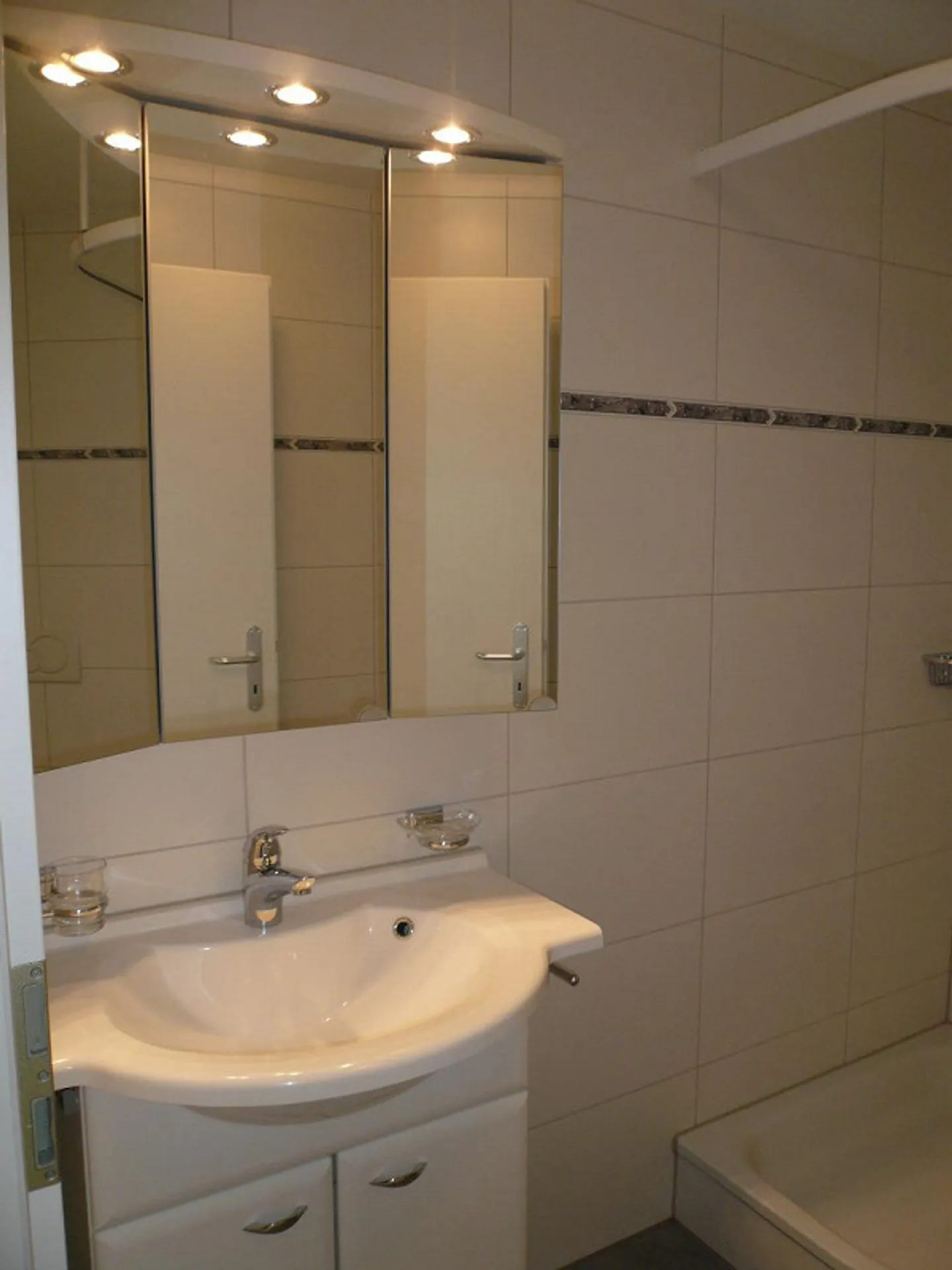 Grand appartement lumineux de 4.5 pièces au rez-de-chaussée dans un endroit calme - Photo 21 sur 23