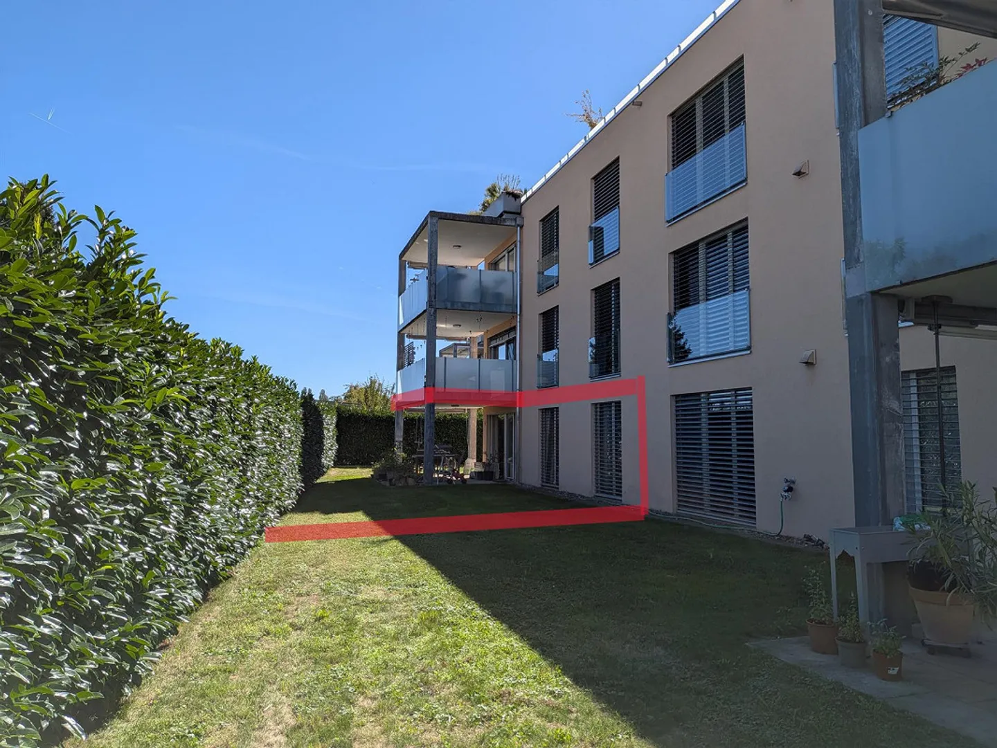 Grand appartement lumineux de 4.5 pièces au rez-de-chaussée dans un endroit calme - Photo 1 sur 23