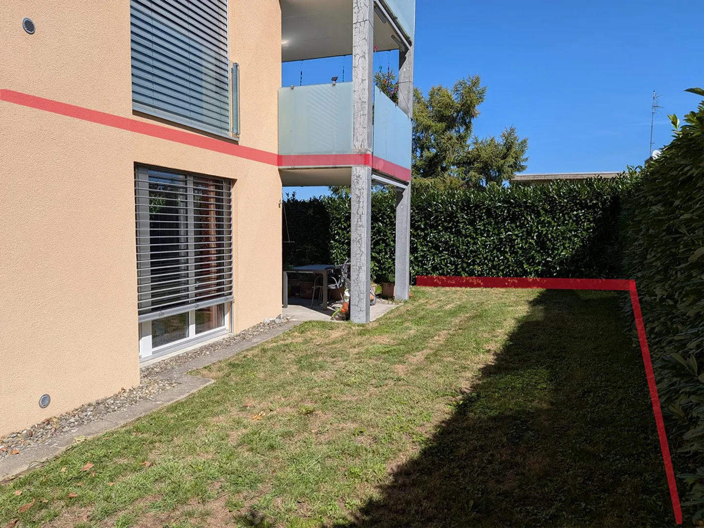 Grand appartement lumineux de 4.5 pièces au rez-de-chaussée dans un endroit calme - Photo 2 sur 23