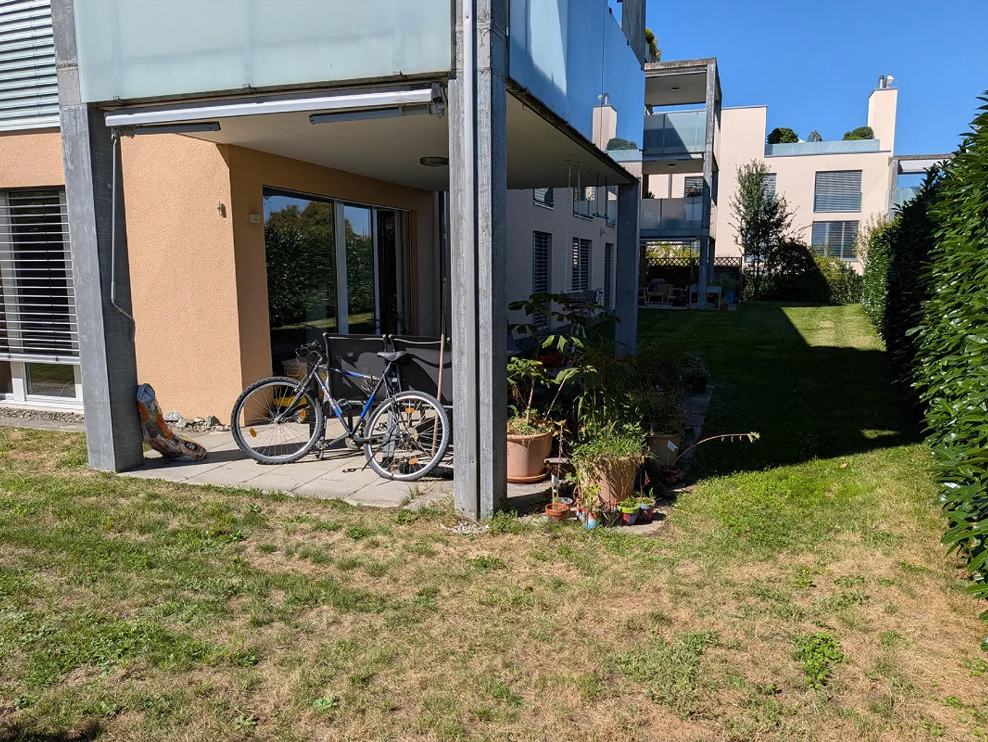 Grand appartement lumineux de 4.5 pièces au rez-de-chaussée dans un endroit calme - Photo 3 sur 23