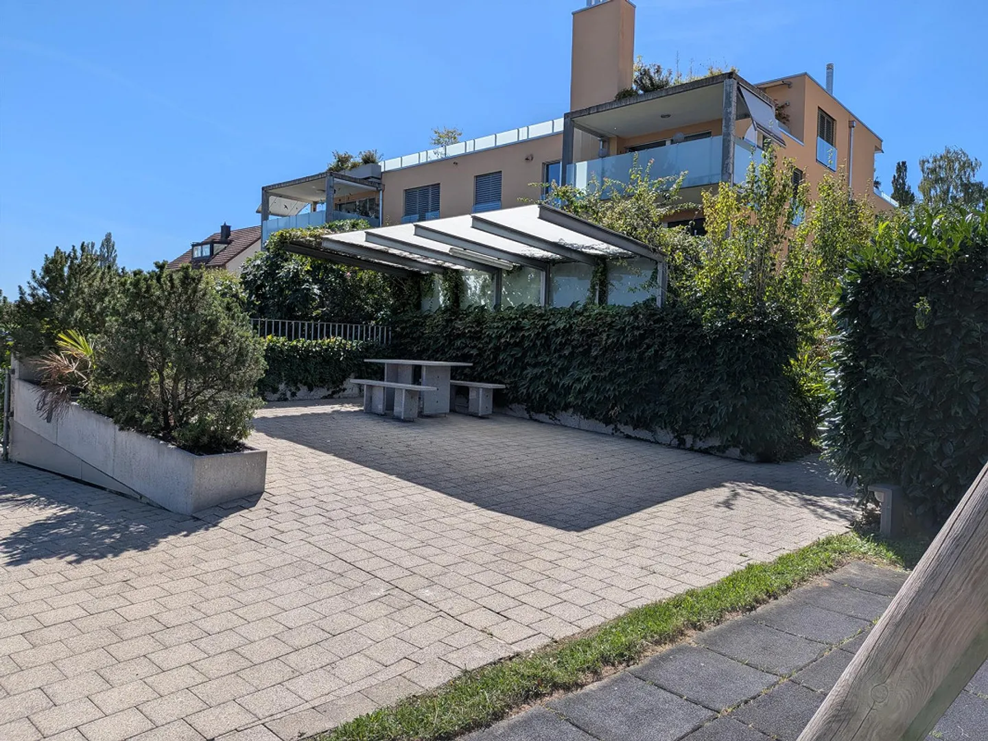 Grand appartement lumineux de 4.5 pièces au rez-de-chaussée dans un endroit calme - Photo 4 sur 23