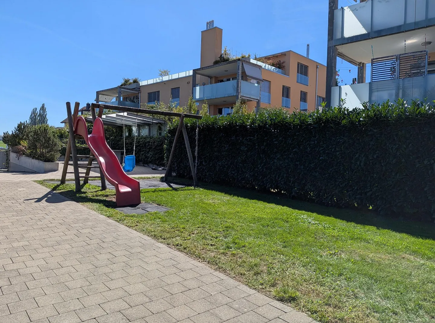 Grand appartement lumineux de 4.5 pièces au rez-de-chaussée dans un endroit calme - Photo 5 sur 23
