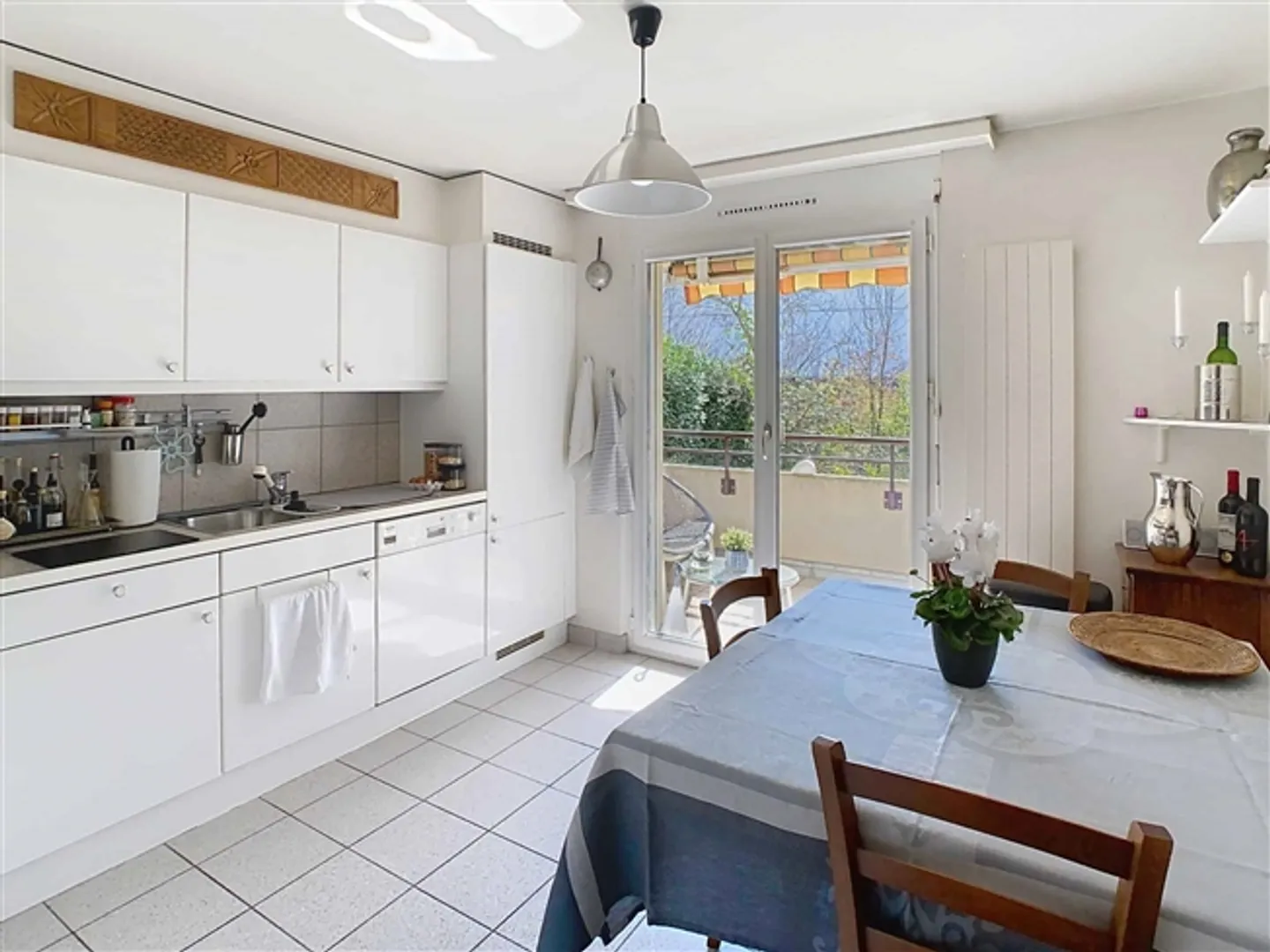 Appartamento affascinante con 4 camere nel cuore del villaggio in una residenza con grande giardino - Foto 3 di 10