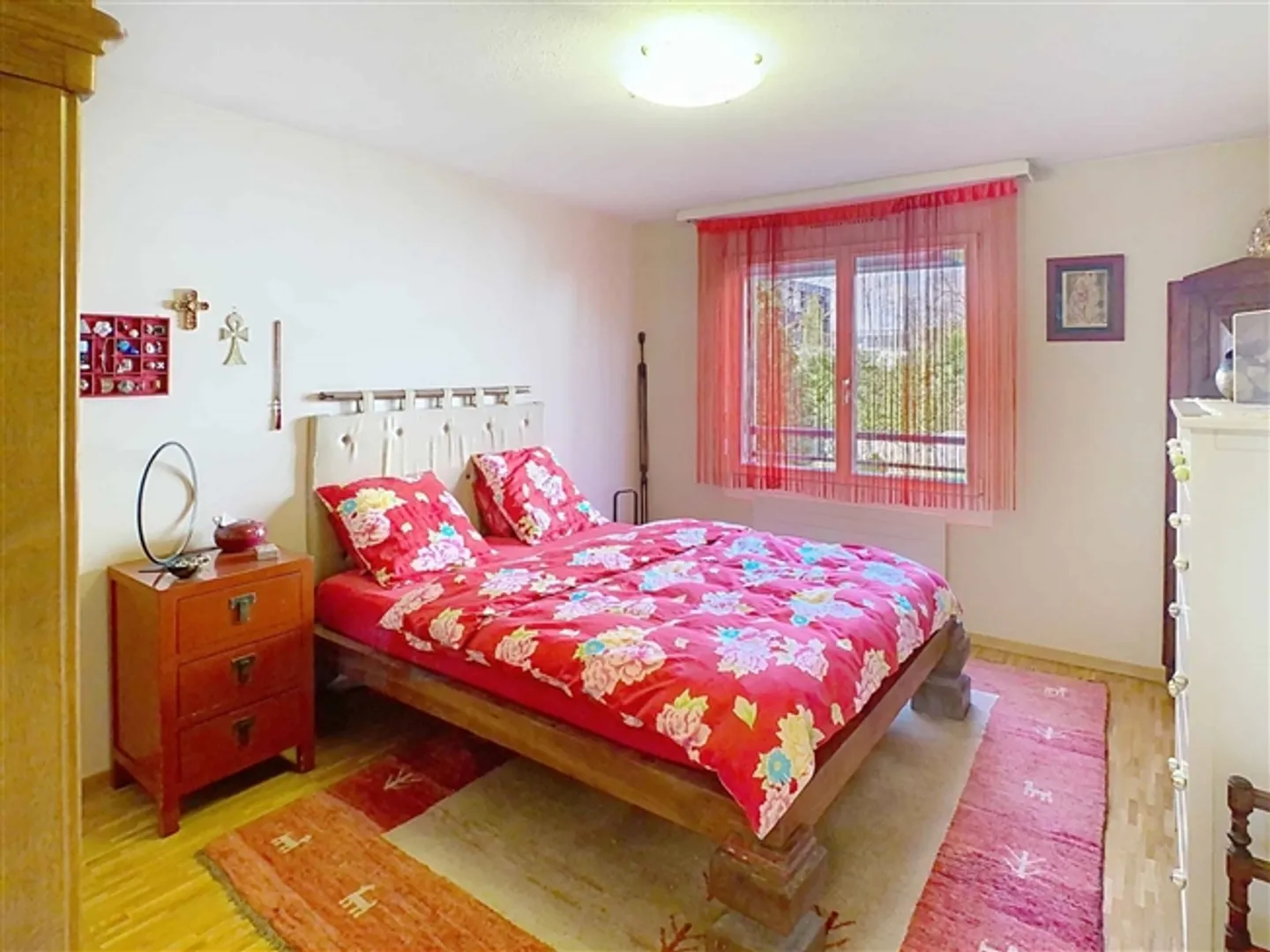 Appartamento affascinante con 4 camere nel cuore del villaggio in una residenza con grande giardino - Foto 5 di 10