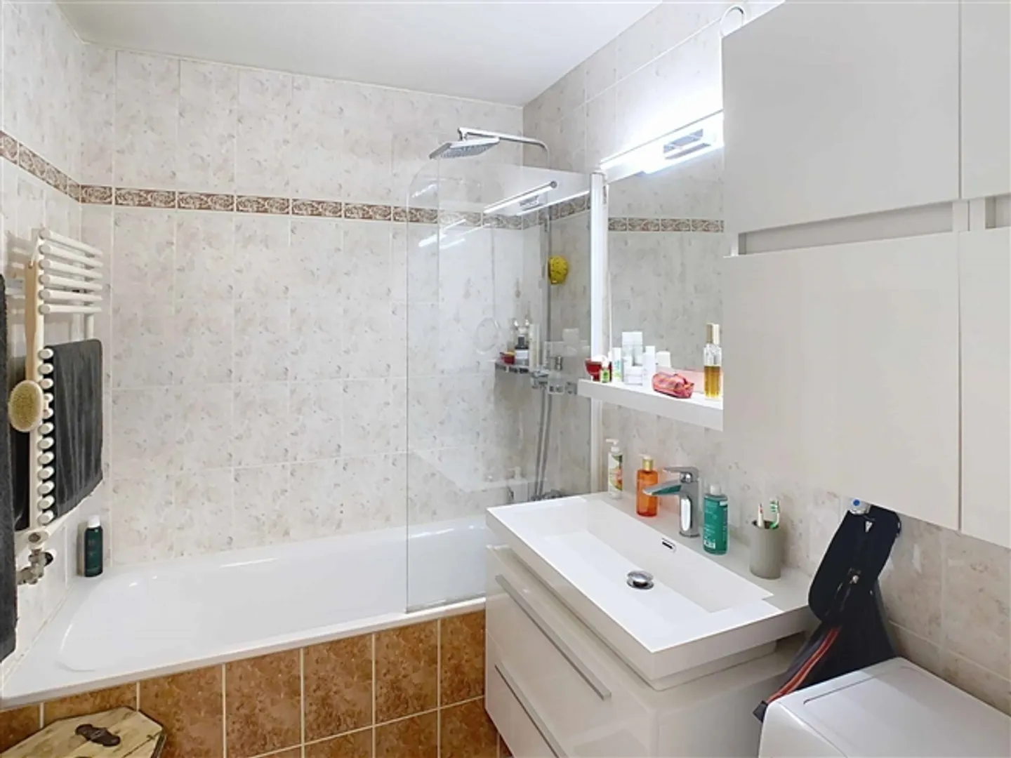 Appartamento affascinante con 4 camere nel cuore del villaggio in una residenza con grande giardino - Foto 6 di 10