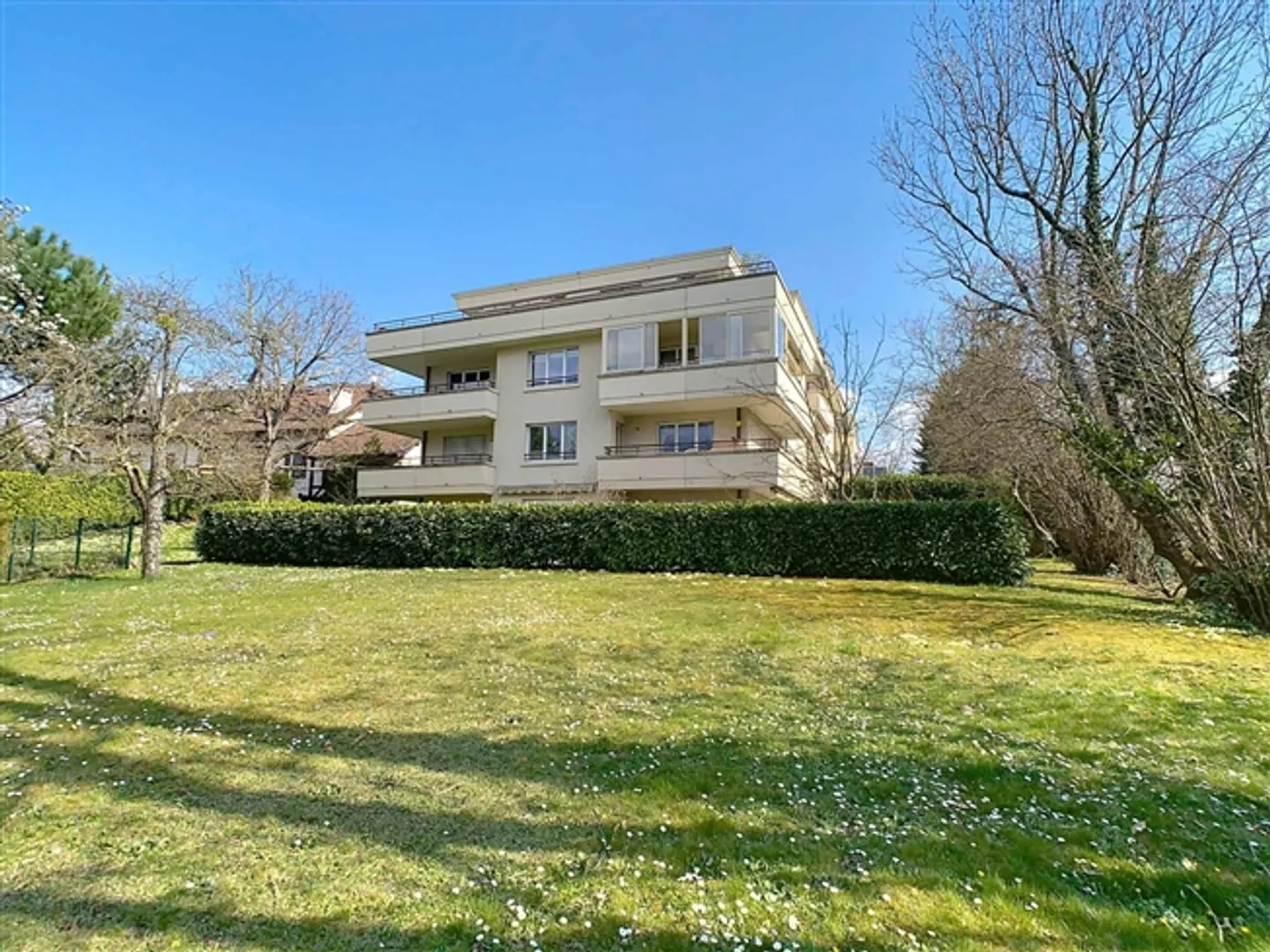 Appartamento affascinante con 4 camere nel cuore del villaggio in una residenza con grande giardino - Foto 7 di 10