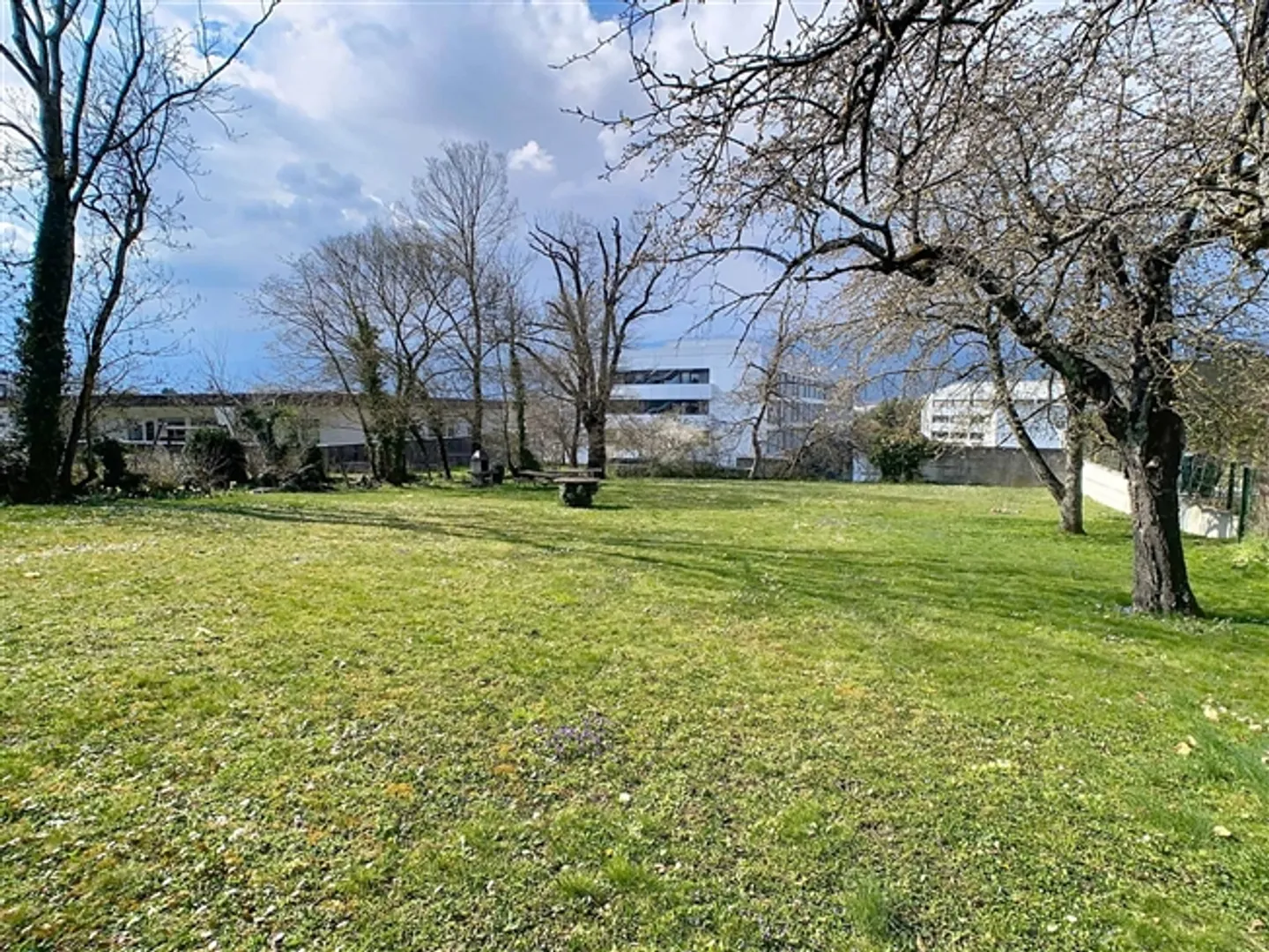 Appartamento affascinante con 4 camere nel cuore del villaggio in una residenza con grande giardino - Foto 8 di 10