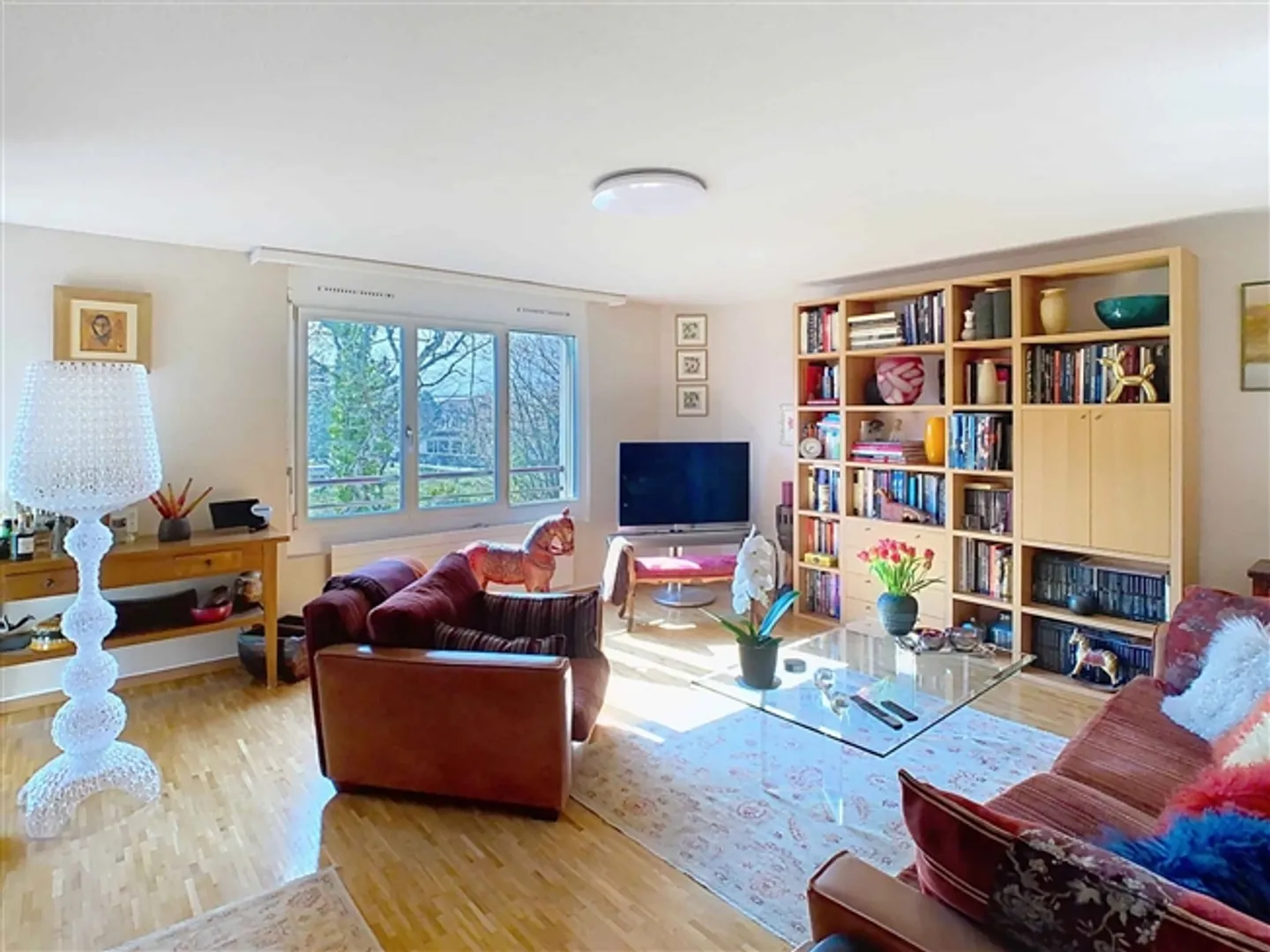 Appartamento affascinante con 4 camere nel cuore del villaggio in una residenza con grande giardino - Foto 2 di 10