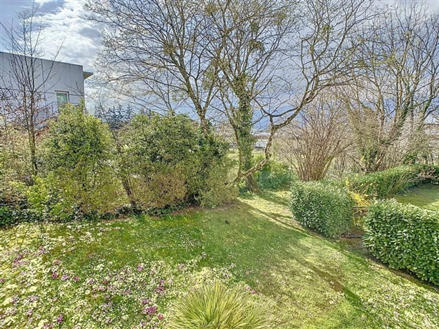 Appartamento affascinante con 4 camere nel cuore del villaggio in una residenza con grande giardino - Foto 9 di 10