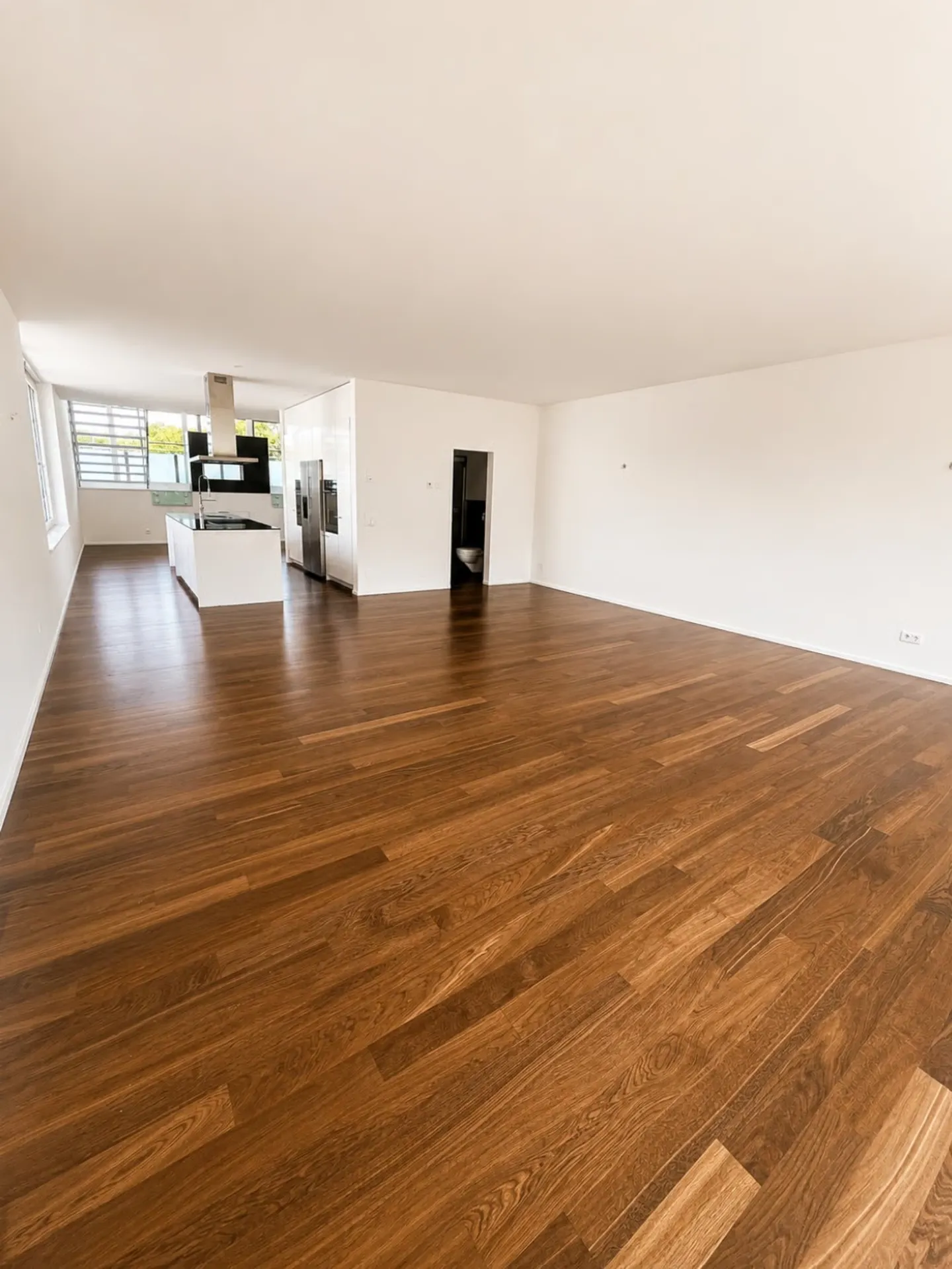 Traumhaftes Wohnen mit luxuriösem Ausbau! 1 grosses Schlafzimmer im OG, Rest offen gestaltet - Foto 2 di 11