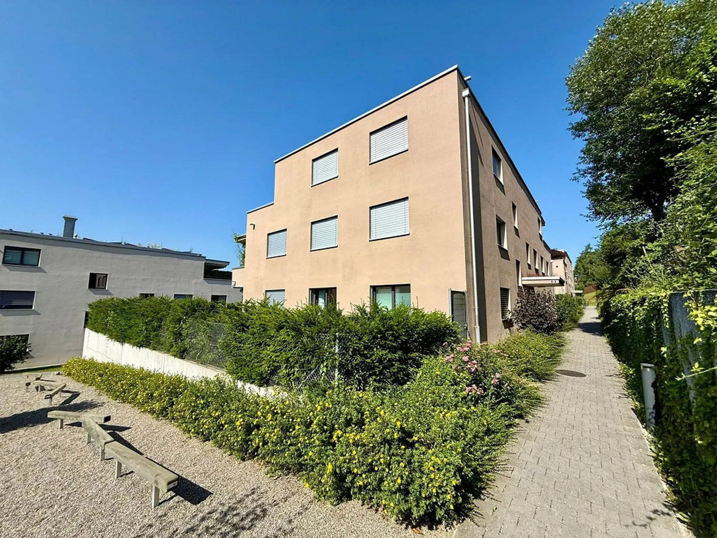 Moderno appartamento di 4,5 stanze incluso 2 posti auto in garage sotterraneo - Posizione tranquilla con vista - Foto 1 di 13