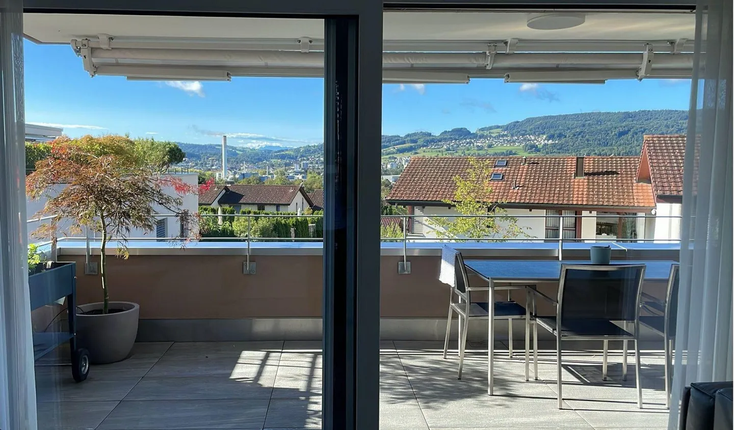 Moderno appartamento di 4,5 stanze incluso 2 posti auto in garage sotterraneo - Posizione tranquilla con vista - Foto 3 di 13