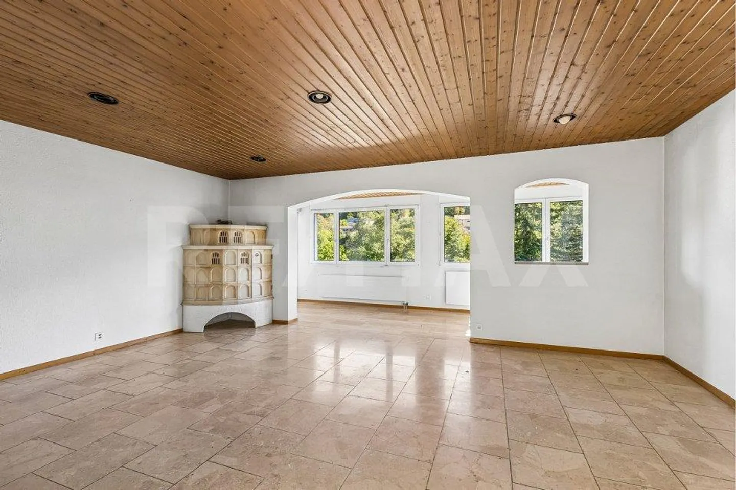 Opportunité résidentielle et d'investissement avec garage pour 4 voitures et élévateur - Photo 2 sur 13