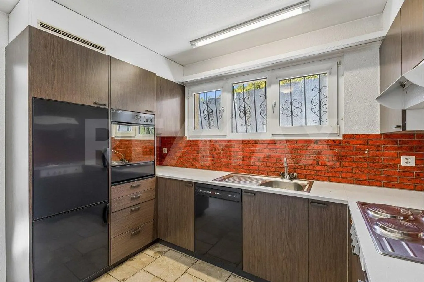 Opportunité résidentielle et d'investissement avec garage pour 4 voitures et élévateur - Photo 4 sur 13
