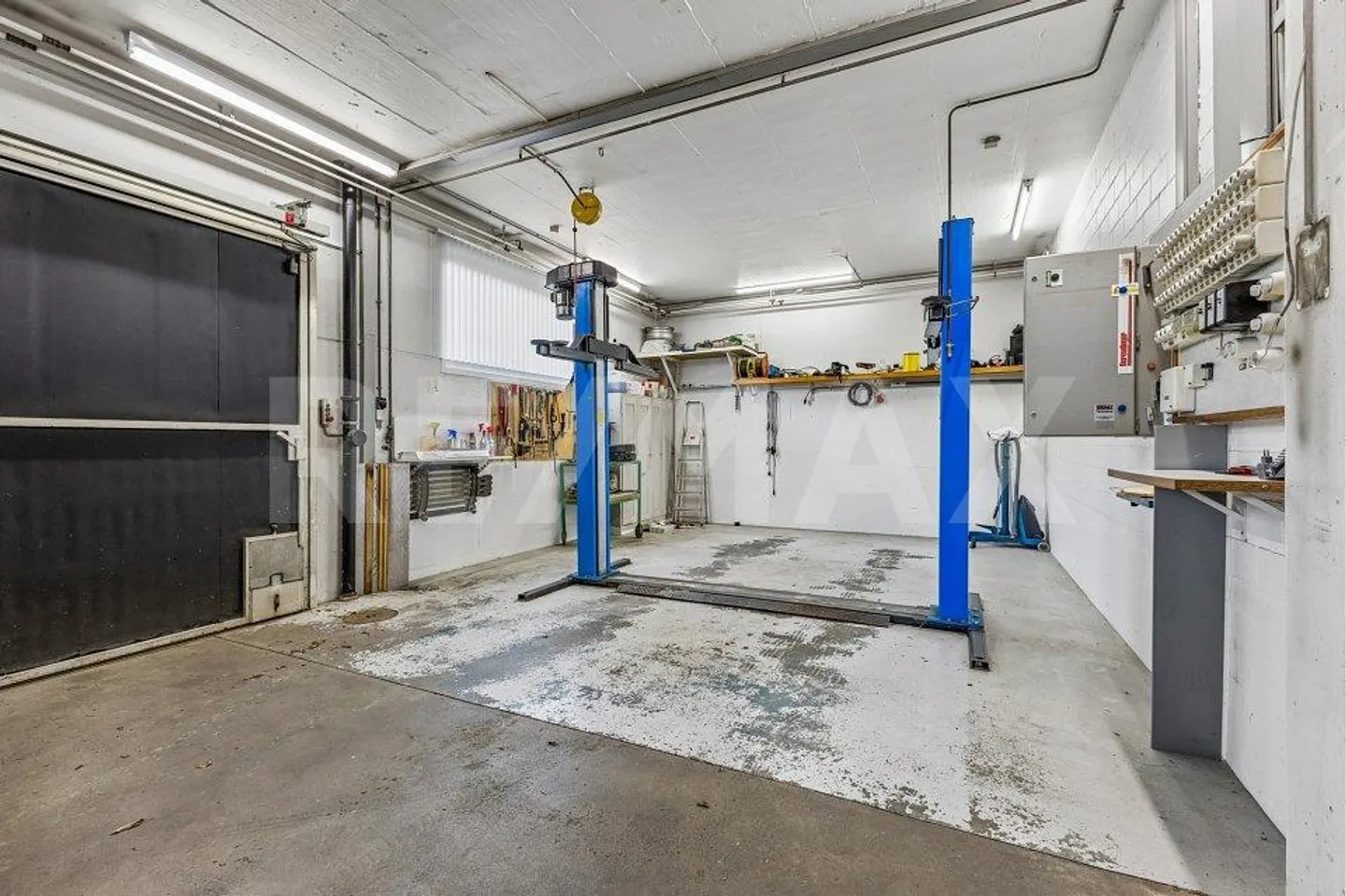 Opportunité résidentielle et d'investissement avec garage pour 4 voitures et élévateur - Photo 12 sur 13