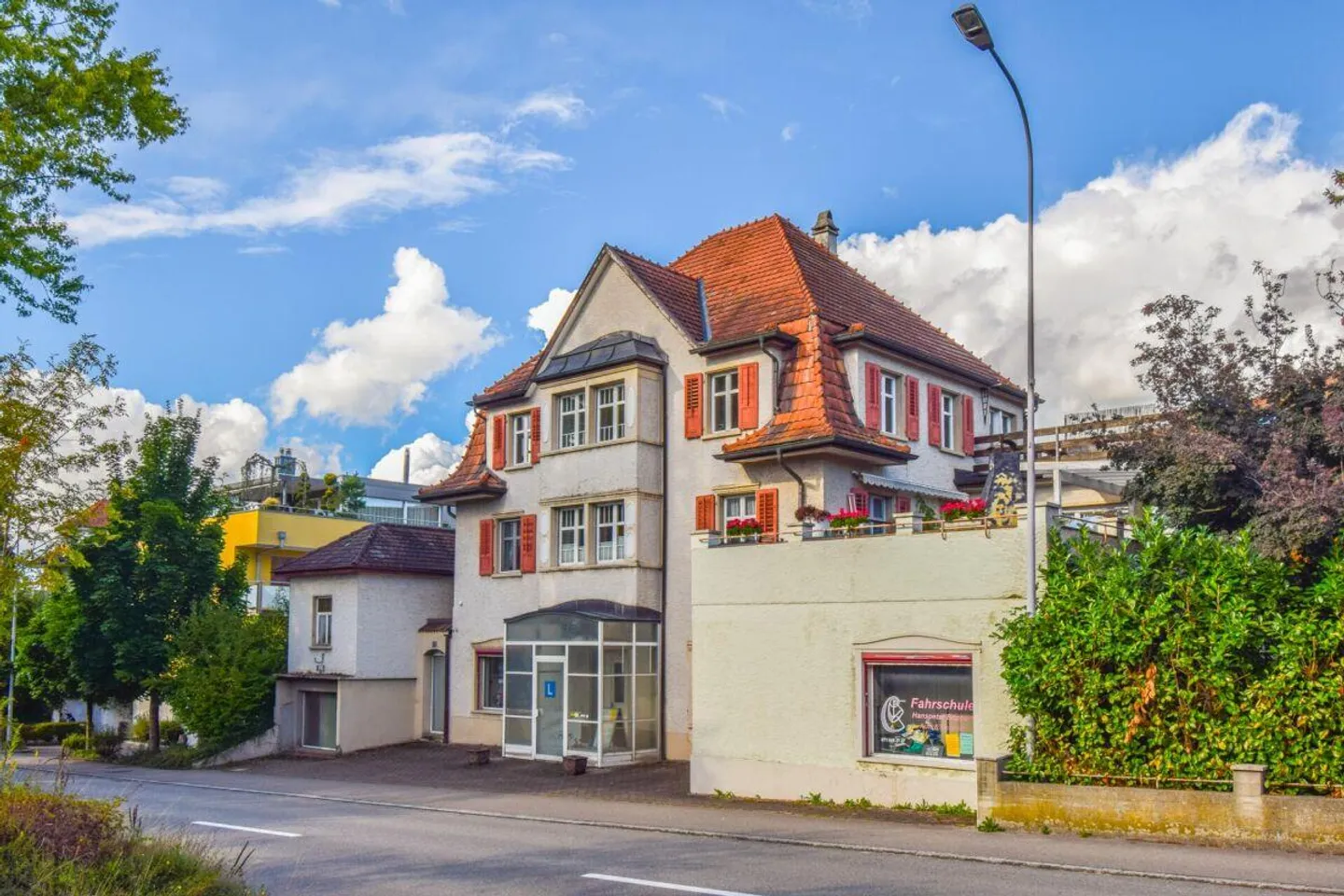 Casa plurifamiliare (ZFH) con ampio spazio commerciale e annessi... - Foto 2 di 25