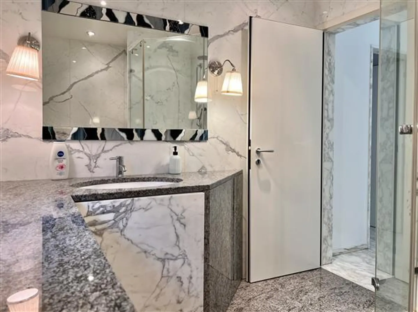 Porza: Furnished 2.5-Room Apartment - Photo 8 of 10