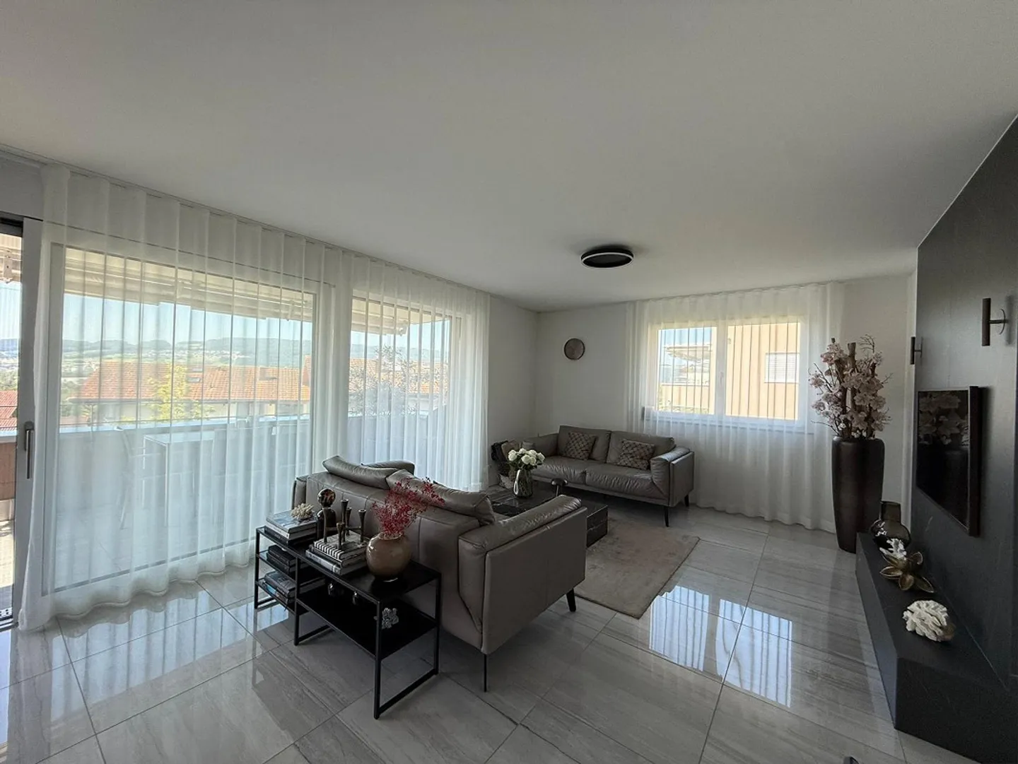 Moderno appartamento di 4,5 stanze incluso 2 posti auto in garage sotterraneo - Posizione tranquilla con vista - Foto 4 di 13