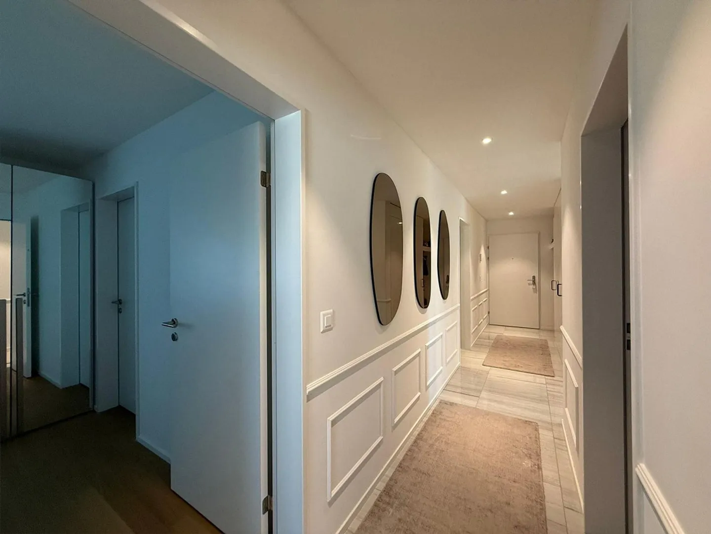 Moderno appartamento di 4,5 stanze incluso 2 posti auto in garage sotterraneo - Posizione tranquilla con vista - Foto 9 di 13
