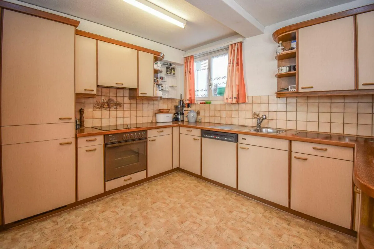 Casa plurifamiliare (ZFH) con ampio spazio commerciale e annessi... - Foto 7 di 25