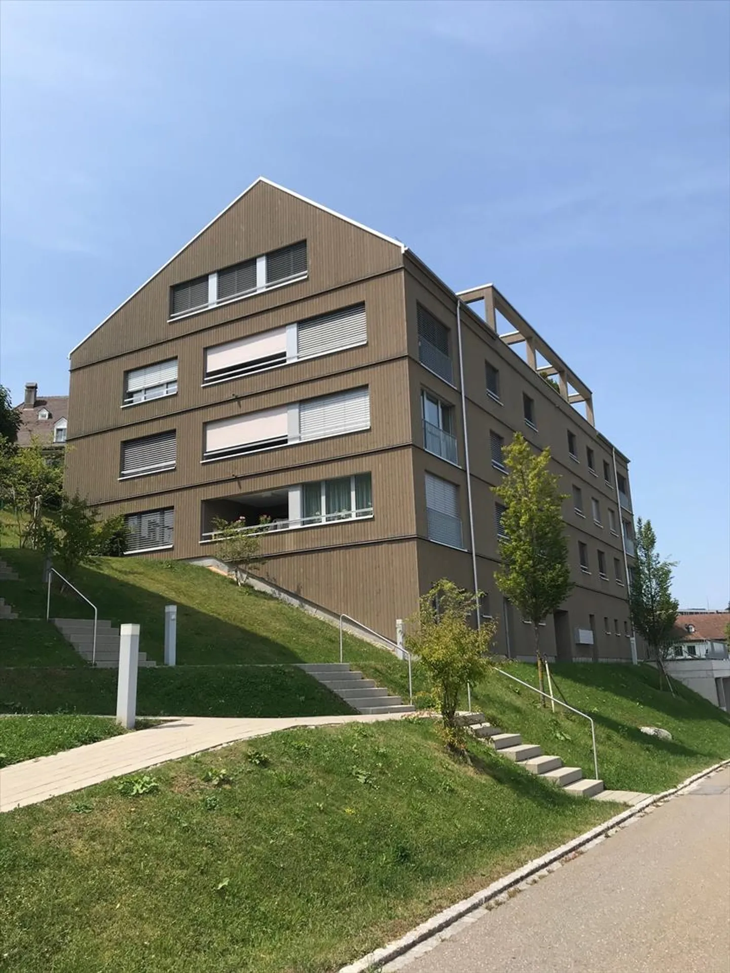 Place de parking à louer près de la gare - Photo 2 sur 2