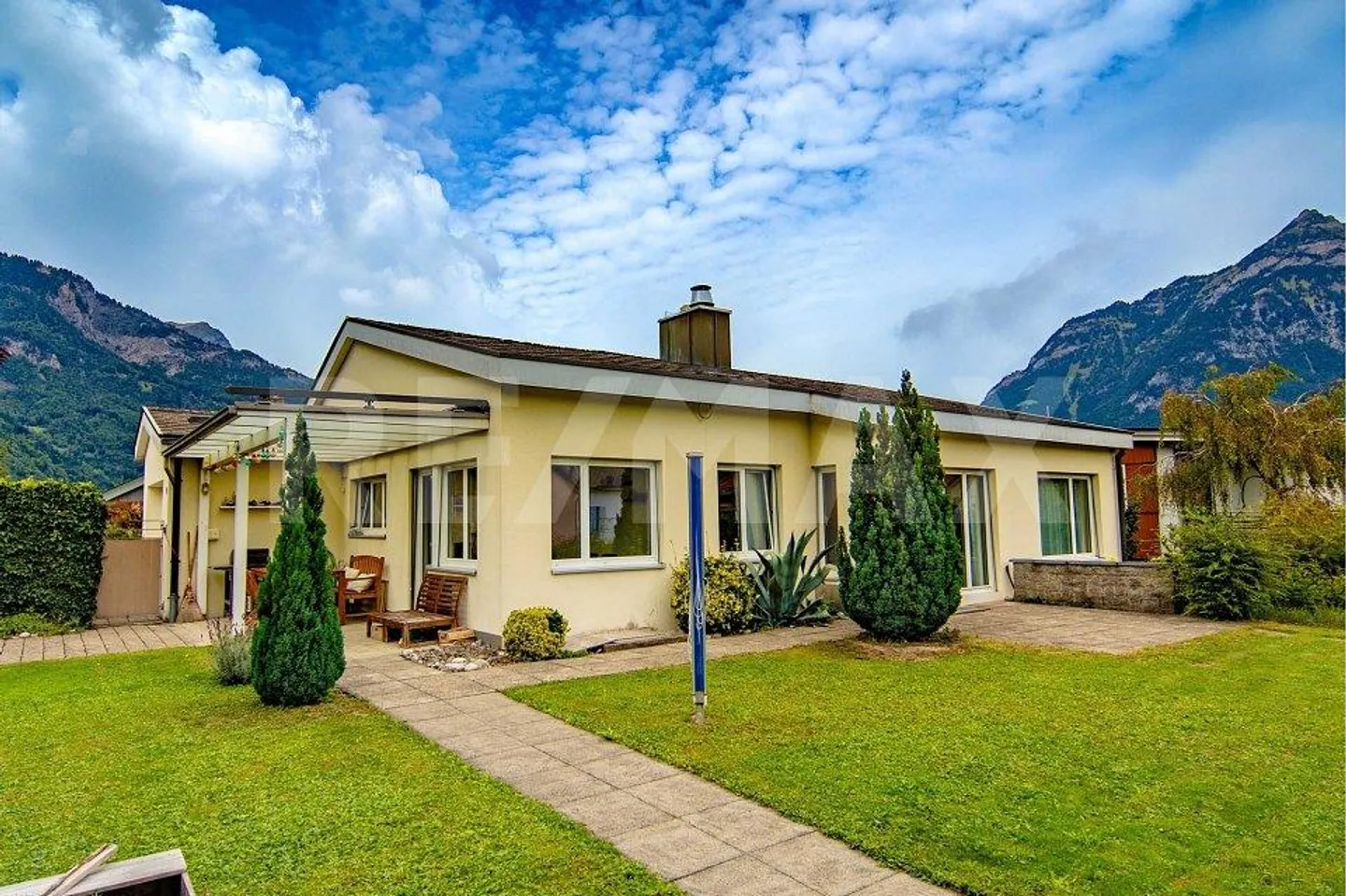 Charmantes Freistehendes Einfamilienhaus - Foto 1 von 13