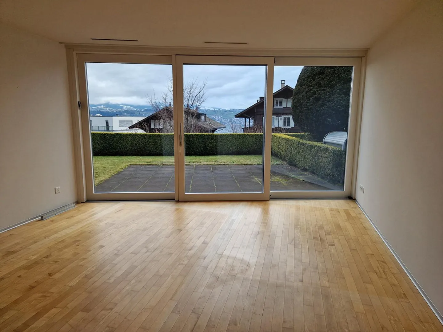 Spacious 2.5-room garden apartment in a privileged location - Photo 3 of 13