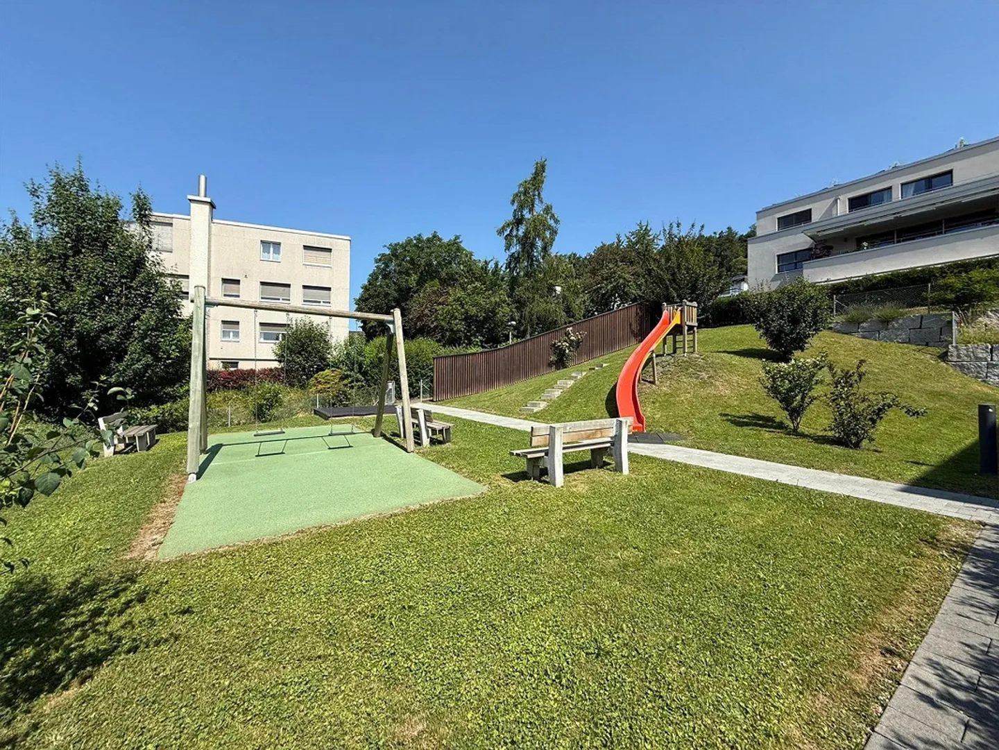 Moderno appartamento di 4,5 stanze incluso 2 posti auto in garage sotterraneo - Posizione tranquilla con vista - Foto 11 di 13