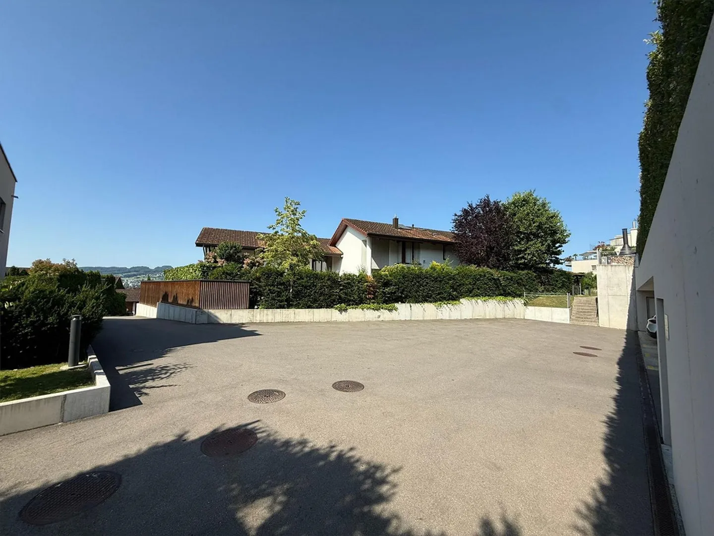 Moderno appartamento di 4,5 stanze incluso 2 posti auto in garage sotterraneo - Posizione tranquilla con vista - Foto 12 di 13