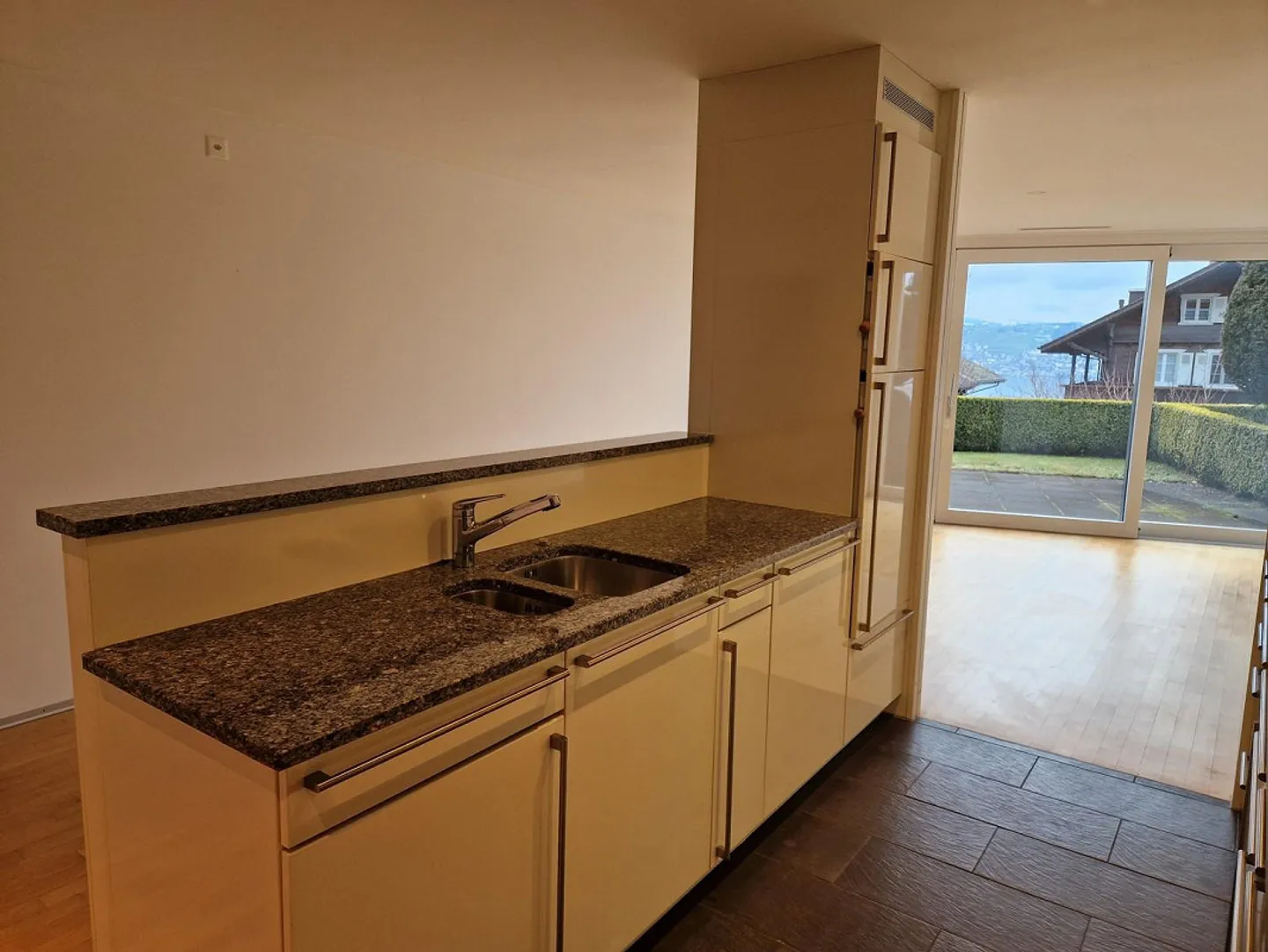 Spacious 2.5-room garden apartment in a privileged location - Photo 5 of 13