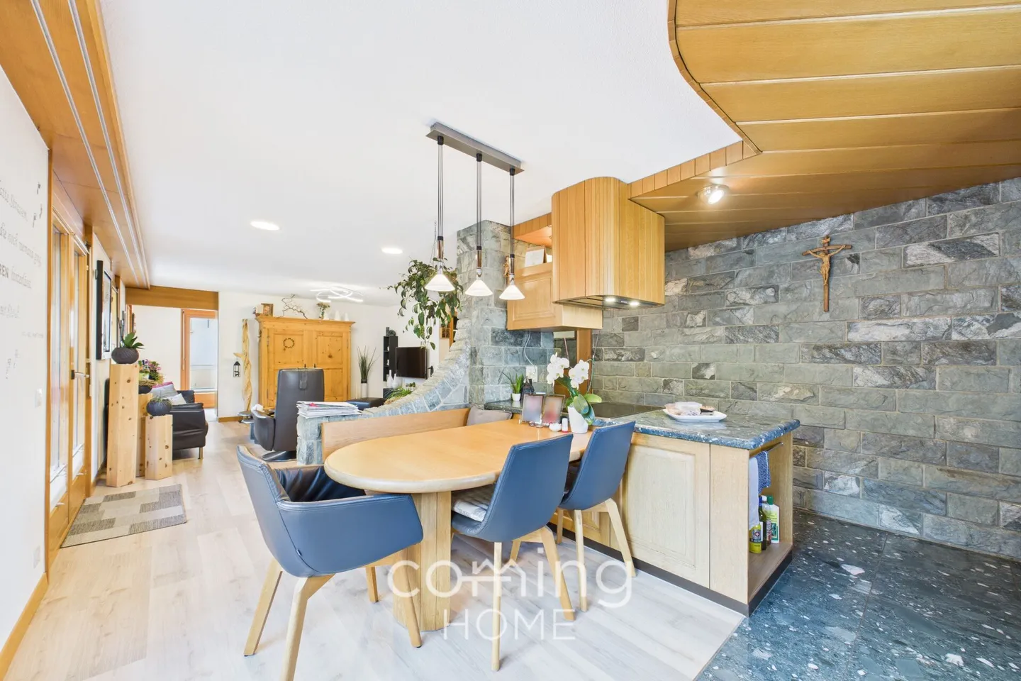 Maison multifamiliale attrayante avec grand espace commercial et trois appartements modernisés à Turtmann - Photo 4 sur 23